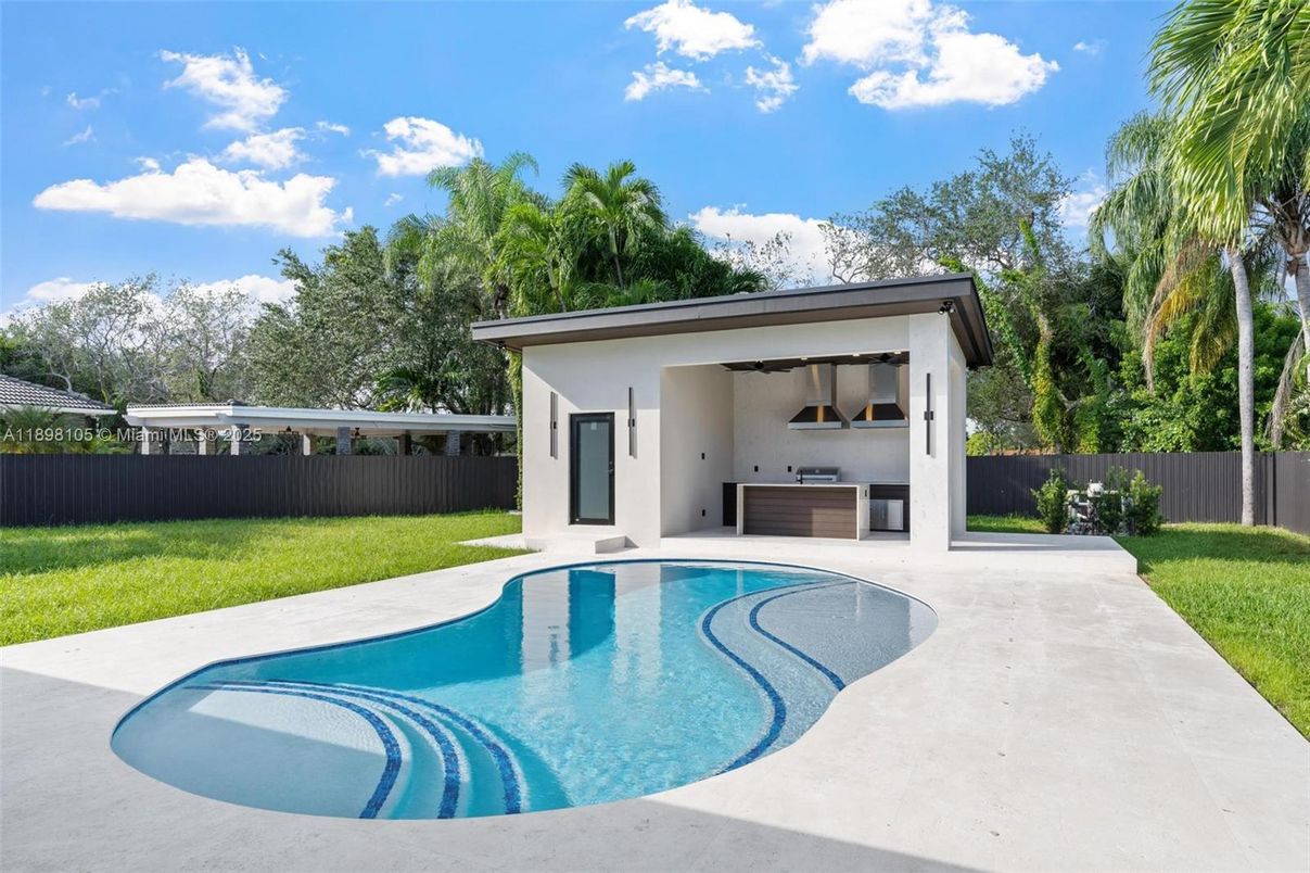 Exterior, Pool