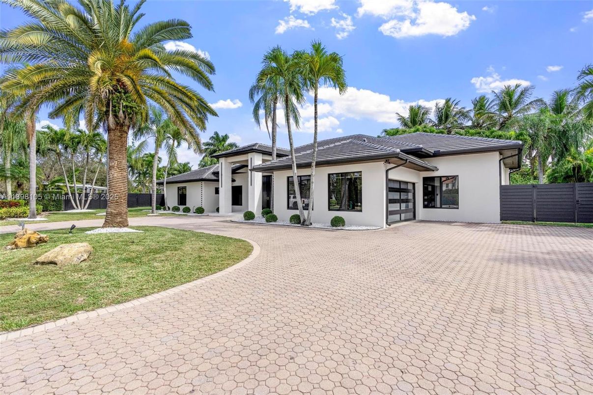 Backyard, Exterior, Facade, Ranch