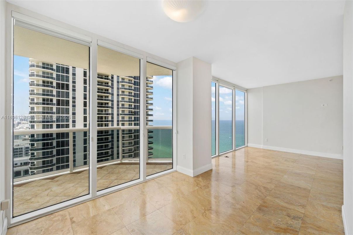 Empty room, Interior, Water