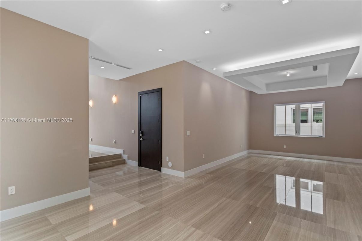 Empty room, Interior, Recessed Lighting