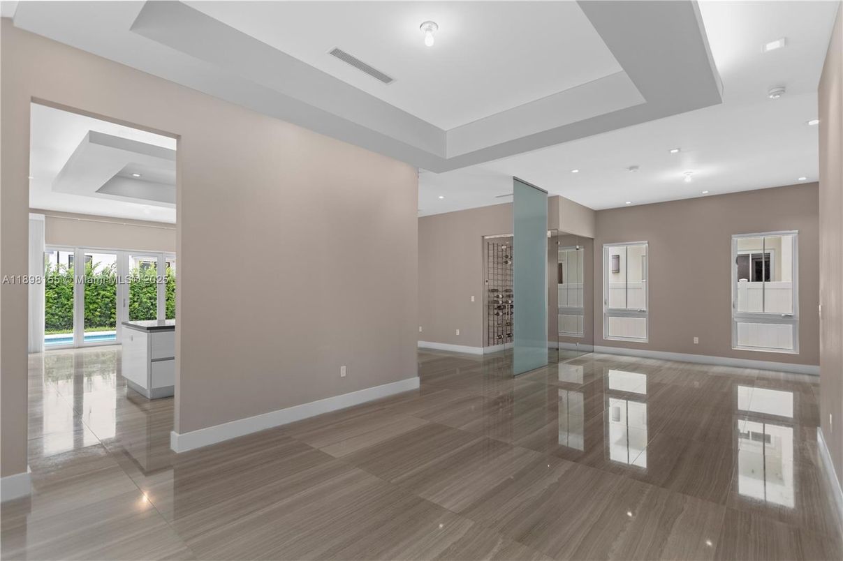 Empty room, Interior, Recessed Lighting