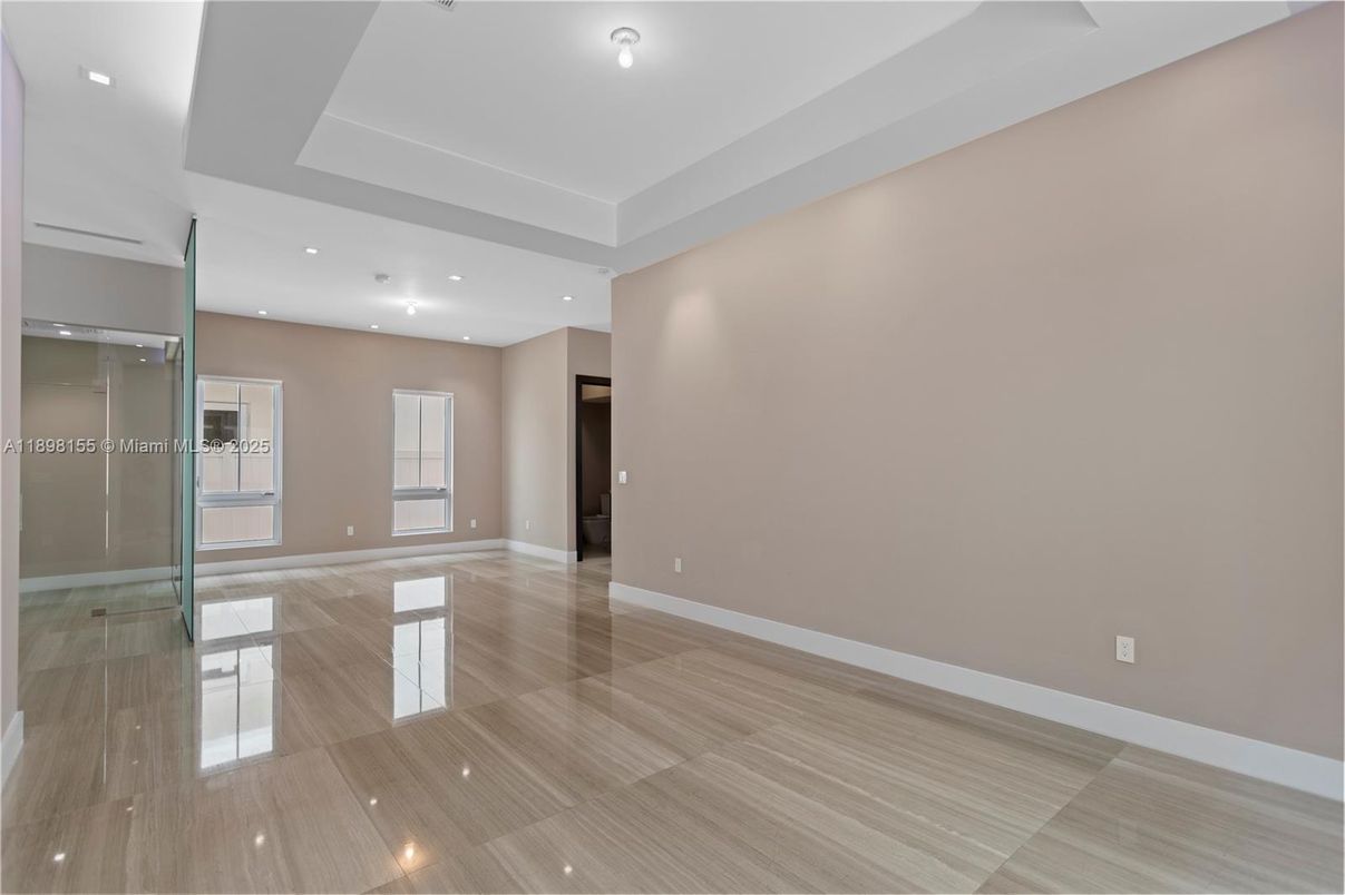 Empty room, Interior, Recessed Lighting