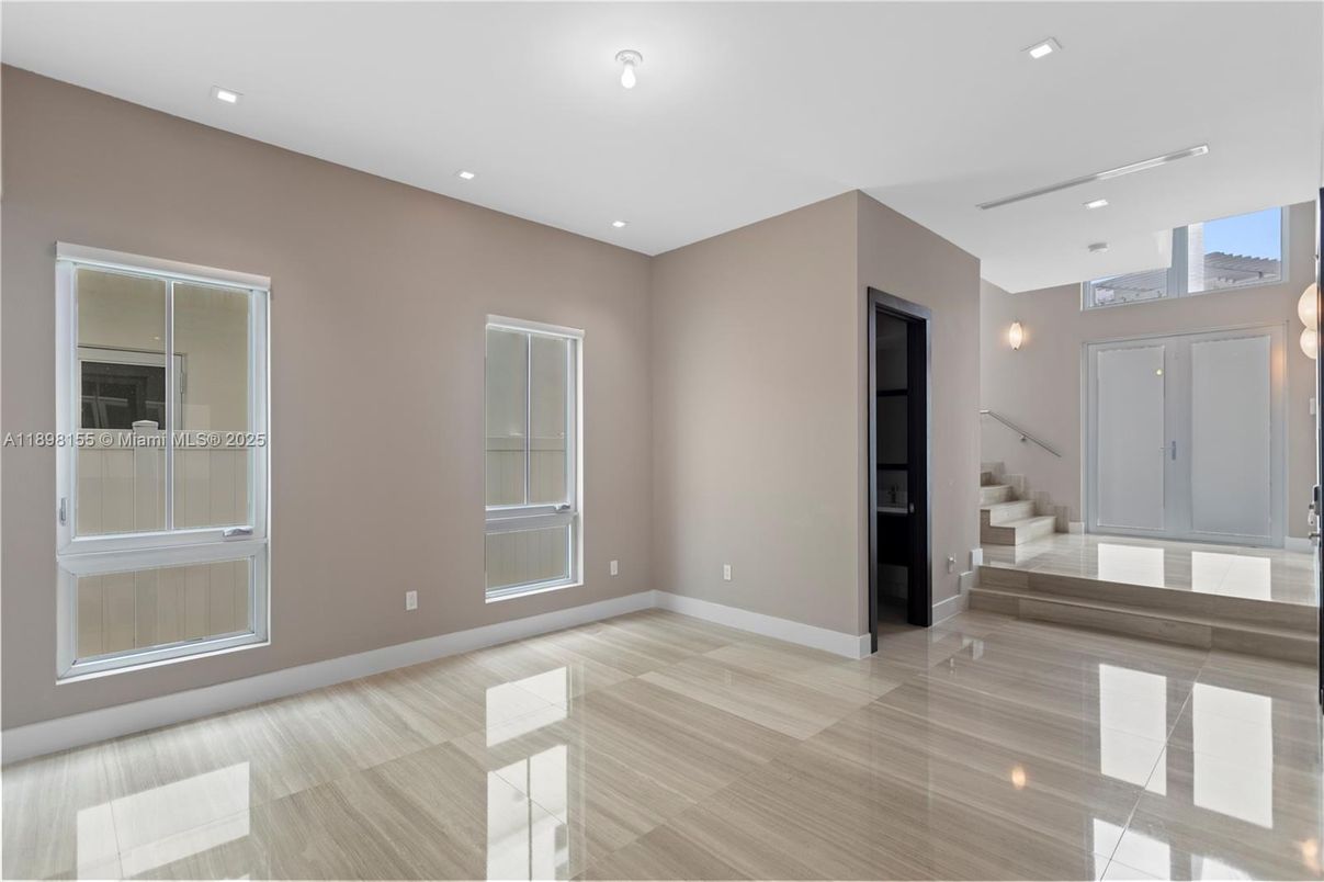 Empty room, Interior, Recessed Lighting