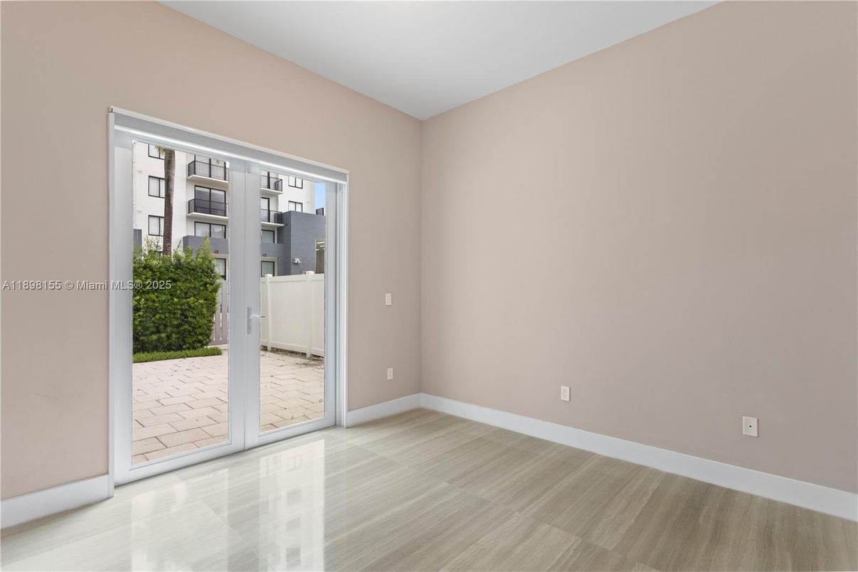 Empty room, Interior
