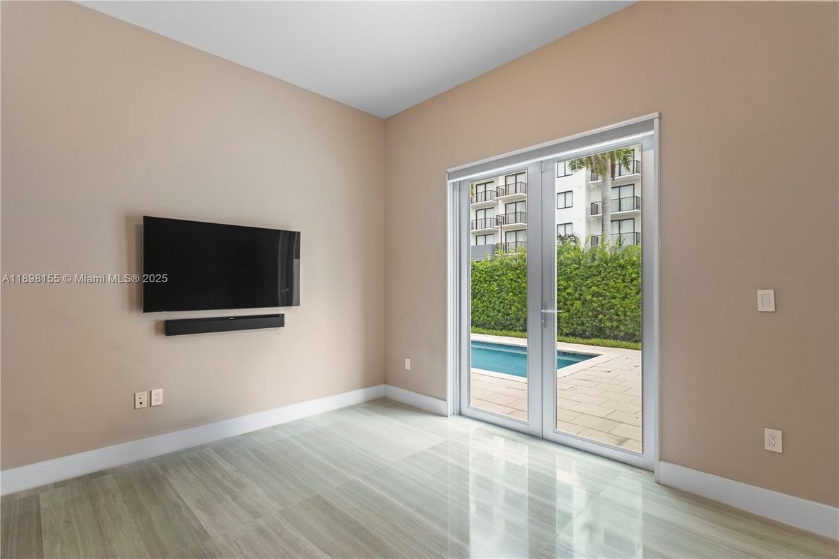 Empty room, Interior