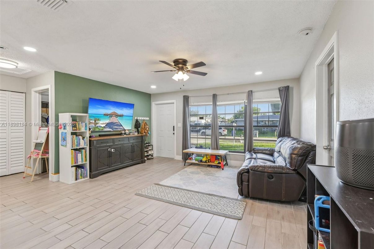 Interior, Recessed Lighting, Wood Texture Flooring