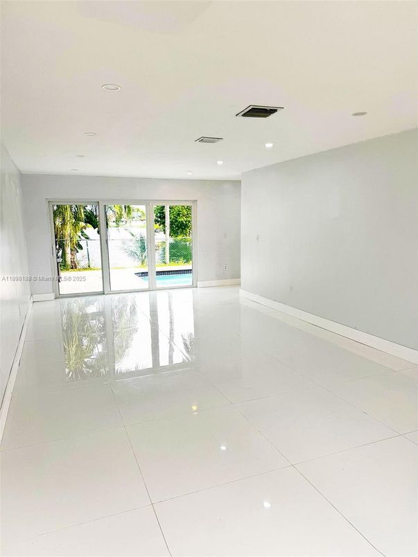Empty room, Interior, Recessed Lighting