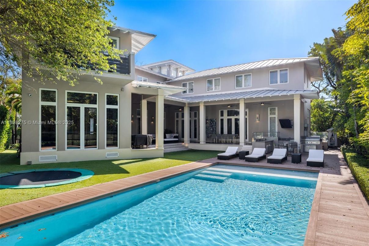 Exterior, Outdoor Kitchen, Pool