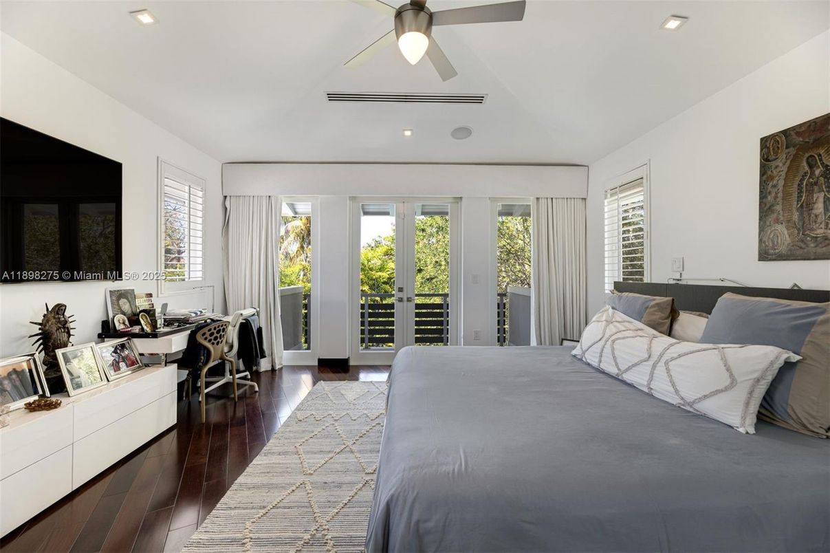 Bedroom, Dining room, Interior, Recessed Lighting, Wood Texture Flooring