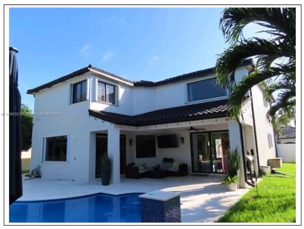 Exterior, Pool
