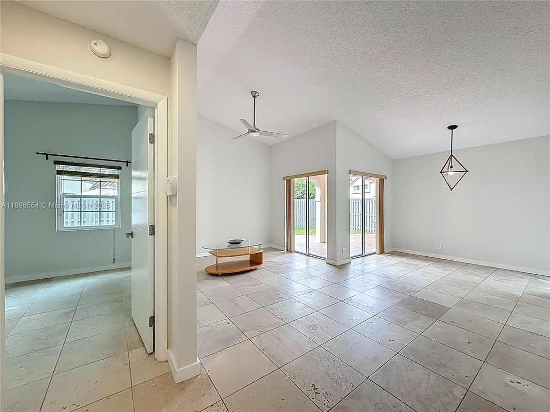 Empty room, Interior, Pendant Lights