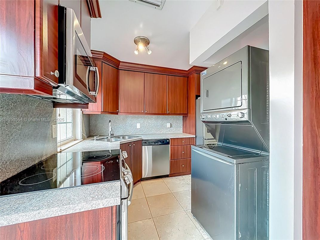 Interior, Kitchen, Recessed Lighting, Washer