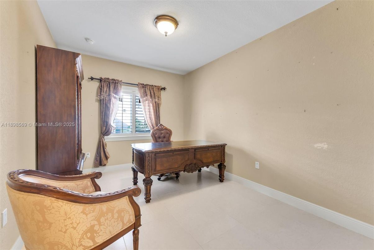 Home Office, Interior
