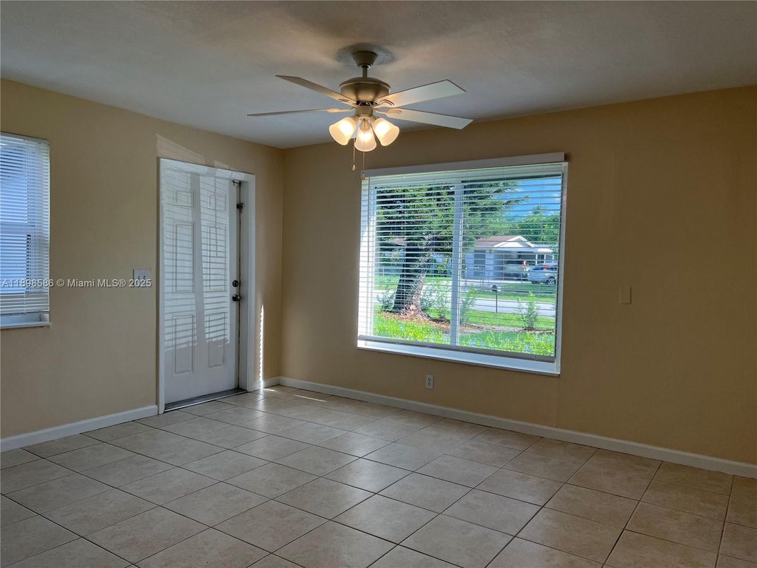 Empty room, Interior