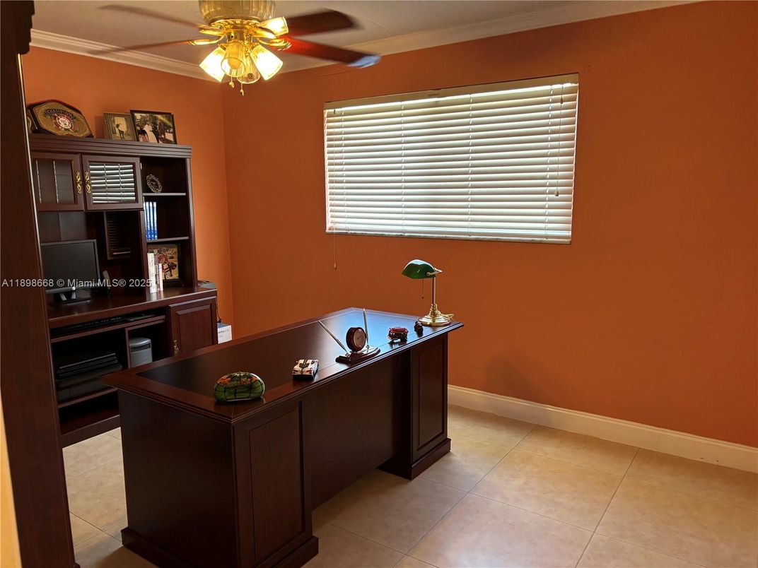 Home Office, Interior