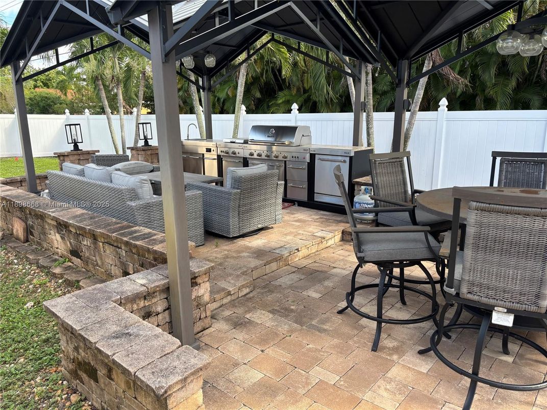 Exterior, Outdoor Kitchen