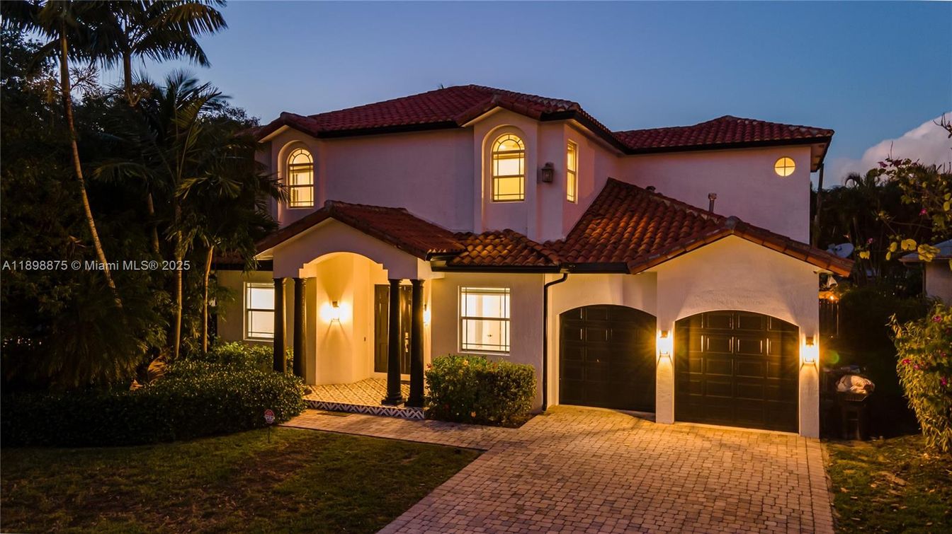 Attached, Exterior, Facade, Spanish Mediterranean