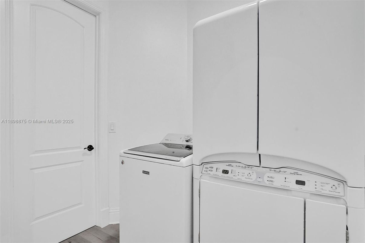 Interior, Washer, Wood Texture Flooring