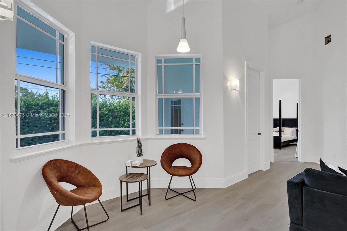 Interior, Pendant Lights, Wood Texture Flooring