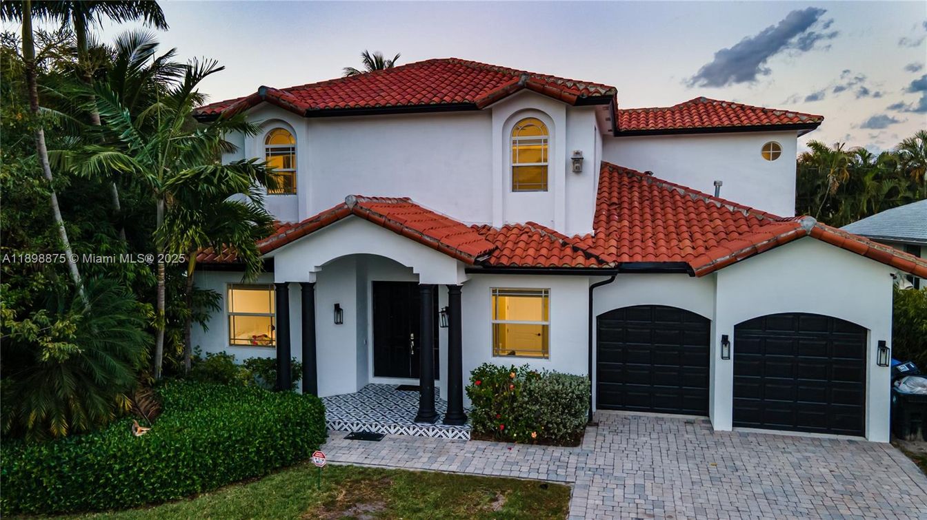 Attached, Exterior, Facade, Spanish Mediterranean