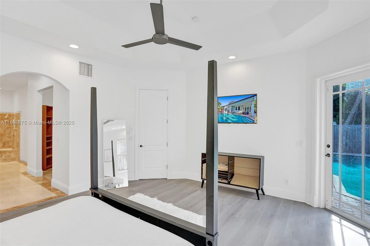 Interior, Recessed Lighting, Wood Texture Flooring