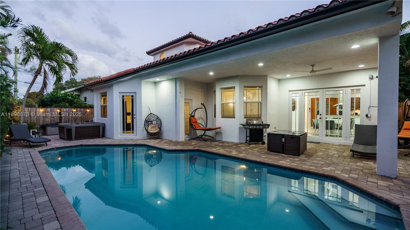 Exterior, Outdoor Kitchen, Pool