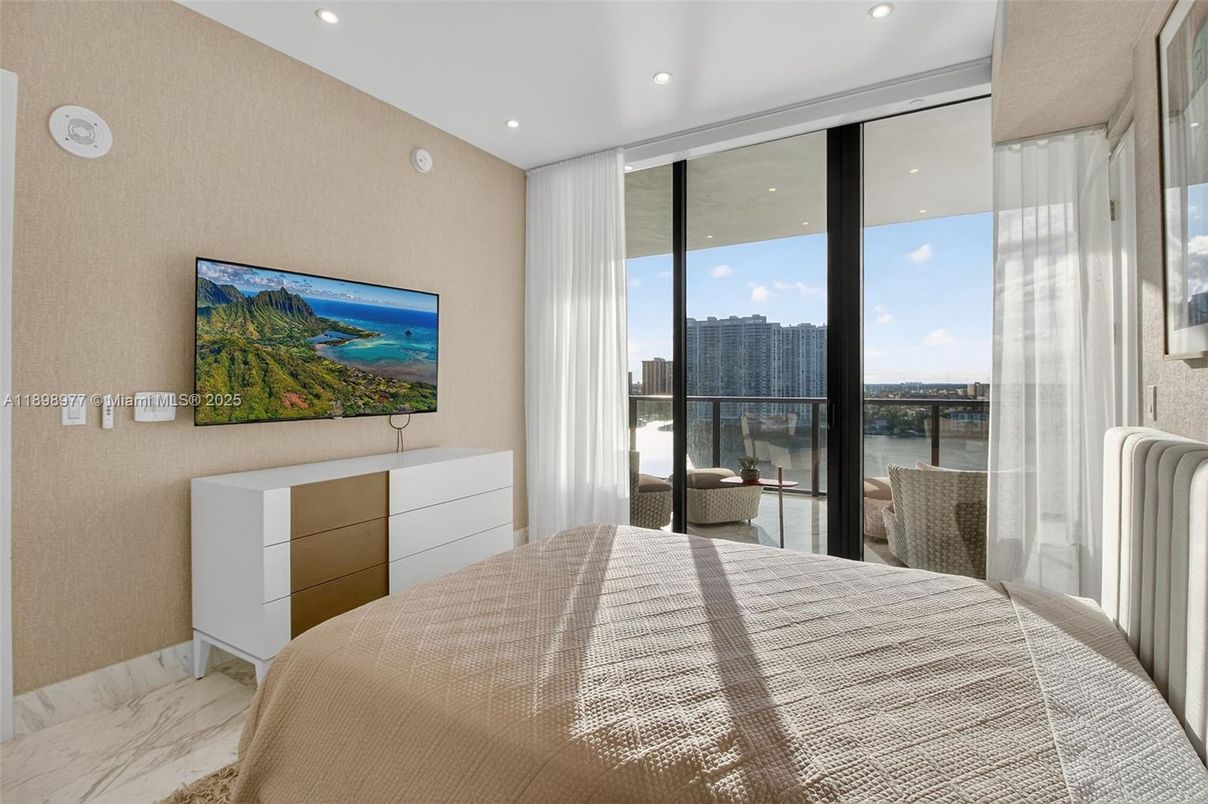 Bedroom, Interior, Marble, Recessed Lighting, Water