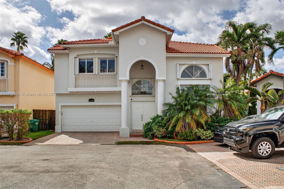 Attached, Exterior, Facade, Mediterranean