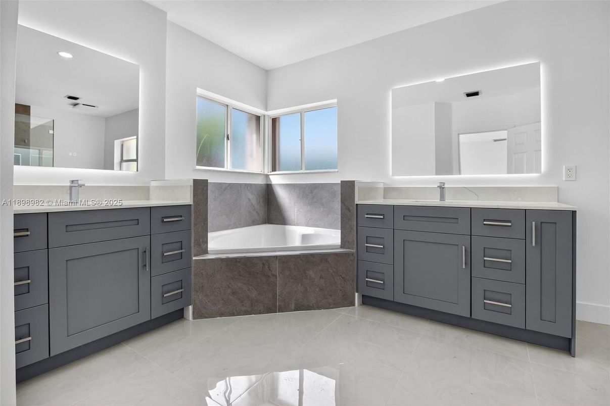 Bathroom, Interior, Recessed Lighting