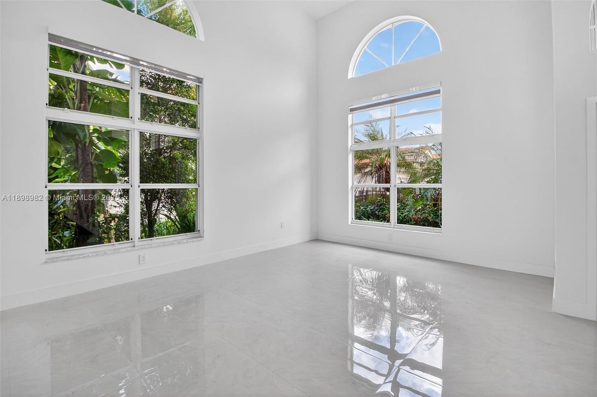 Empty room, Interior