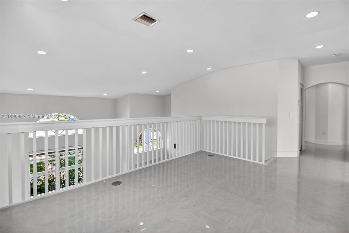 Empty room, Interior, Recessed Lighting