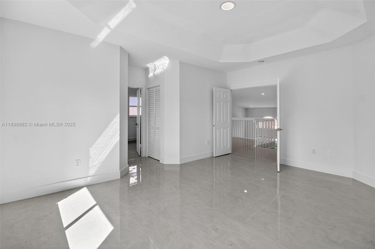 Empty room, Interior, Recessed Lighting