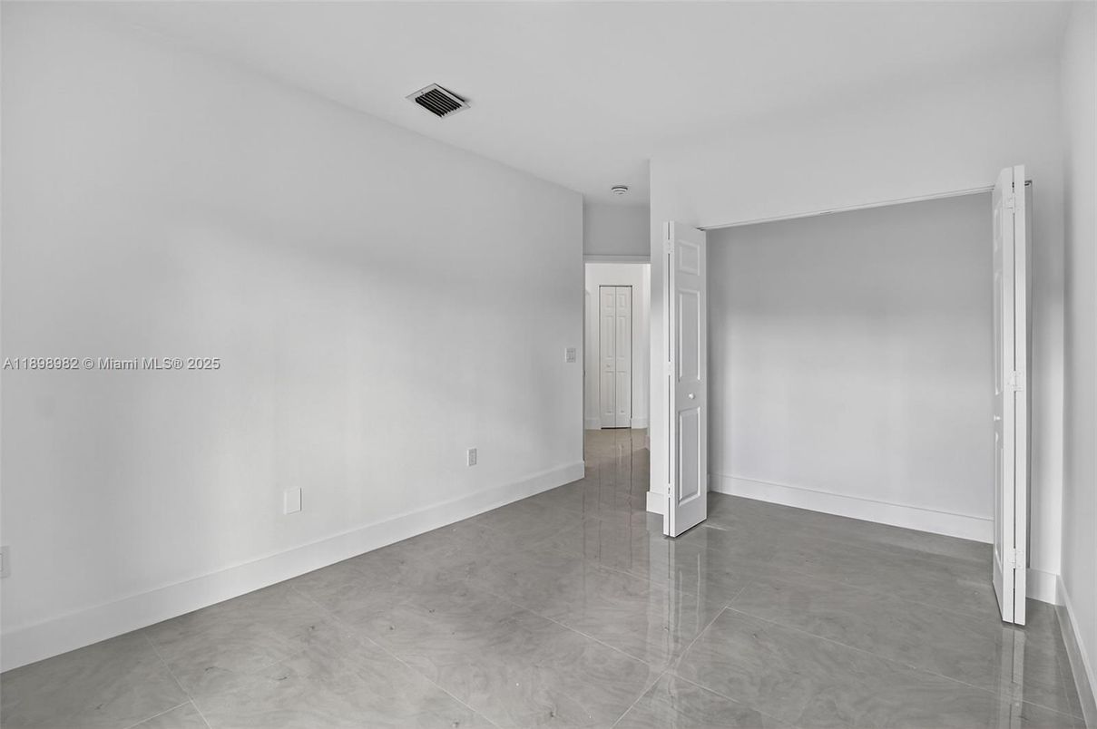 Empty room, Interior