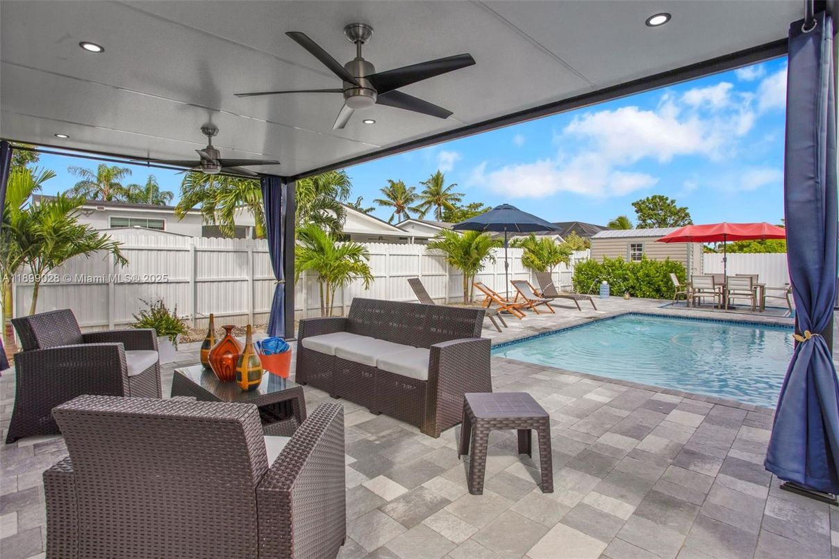 Exterior, Pool, Recessed Lighting