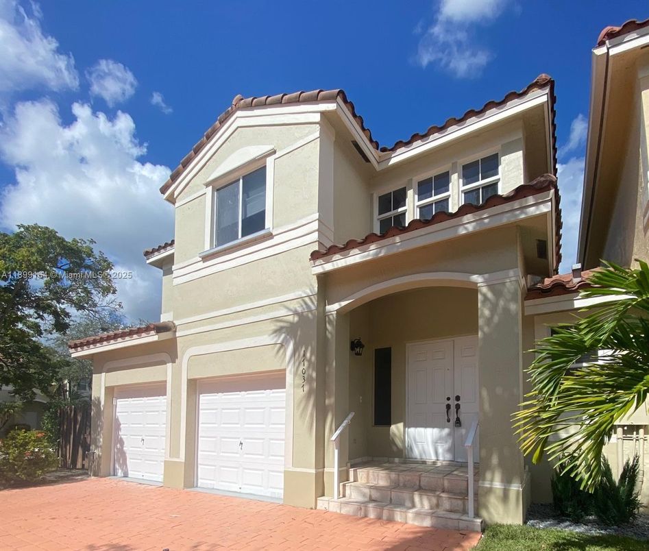 Attached, Exterior, Facade, Mediterranean