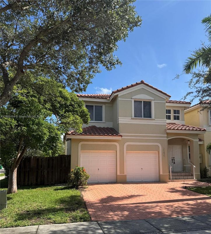 Attached, Exterior, Facade, Mediterranean