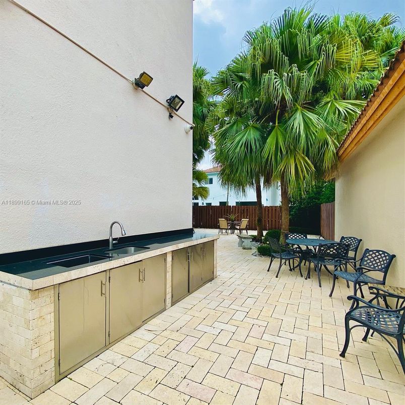 Exterior, Outdoor Kitchen