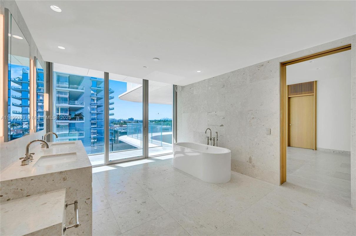 Bathroom, Free Standing Baths, Interior, Recessed Lighting, Water