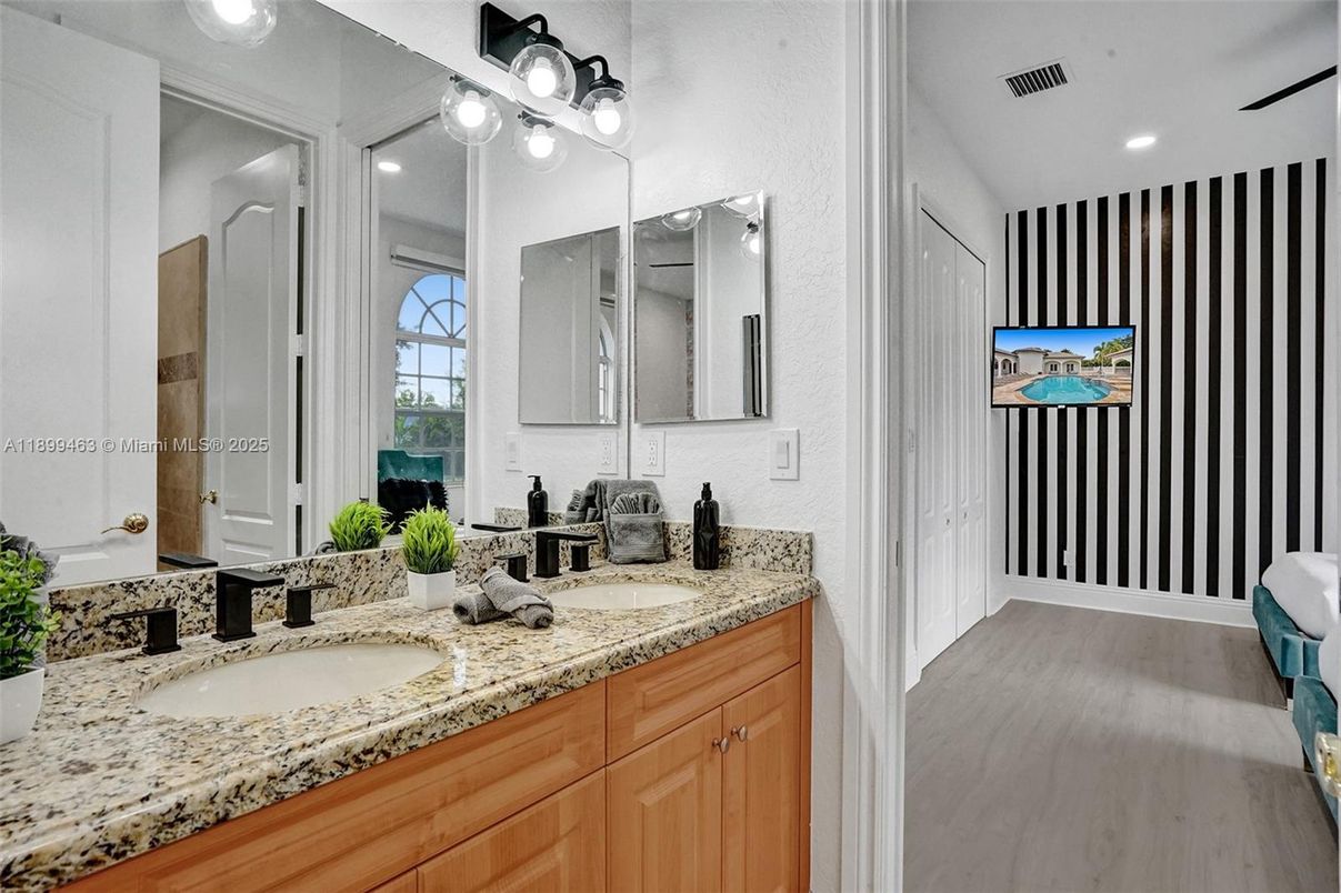 Bathroom, Dual Sink Vanities, Interior, Recessed Lighting