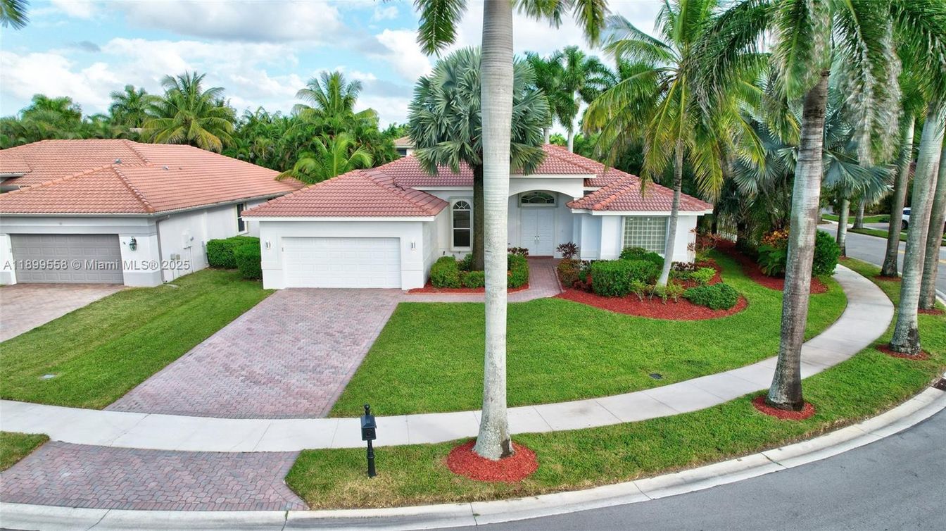 Attached, Exterior, Facade, Mediterranean