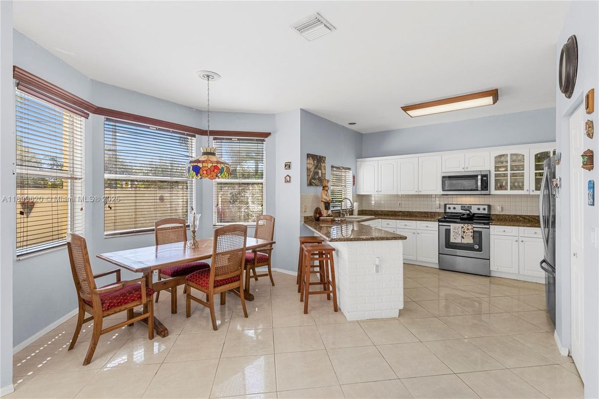 Dining room, Interior, Kitchen, Pendant Lights, Stainless Steel Appliances