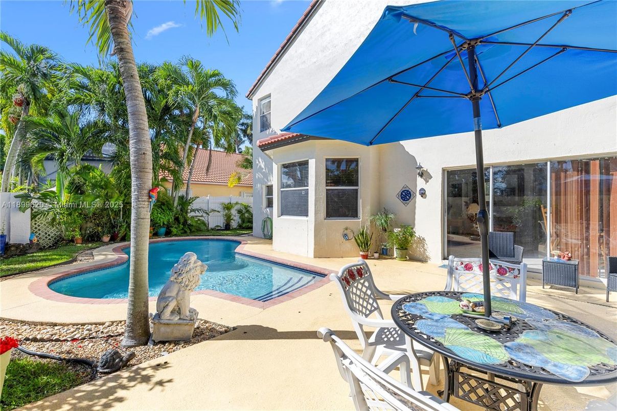 Exterior, Pool