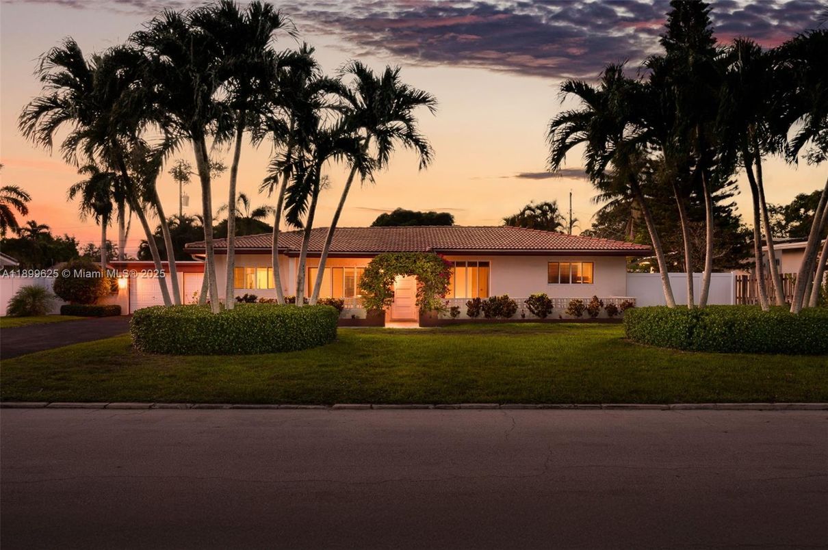 Exterior, Facade, Mediterranean