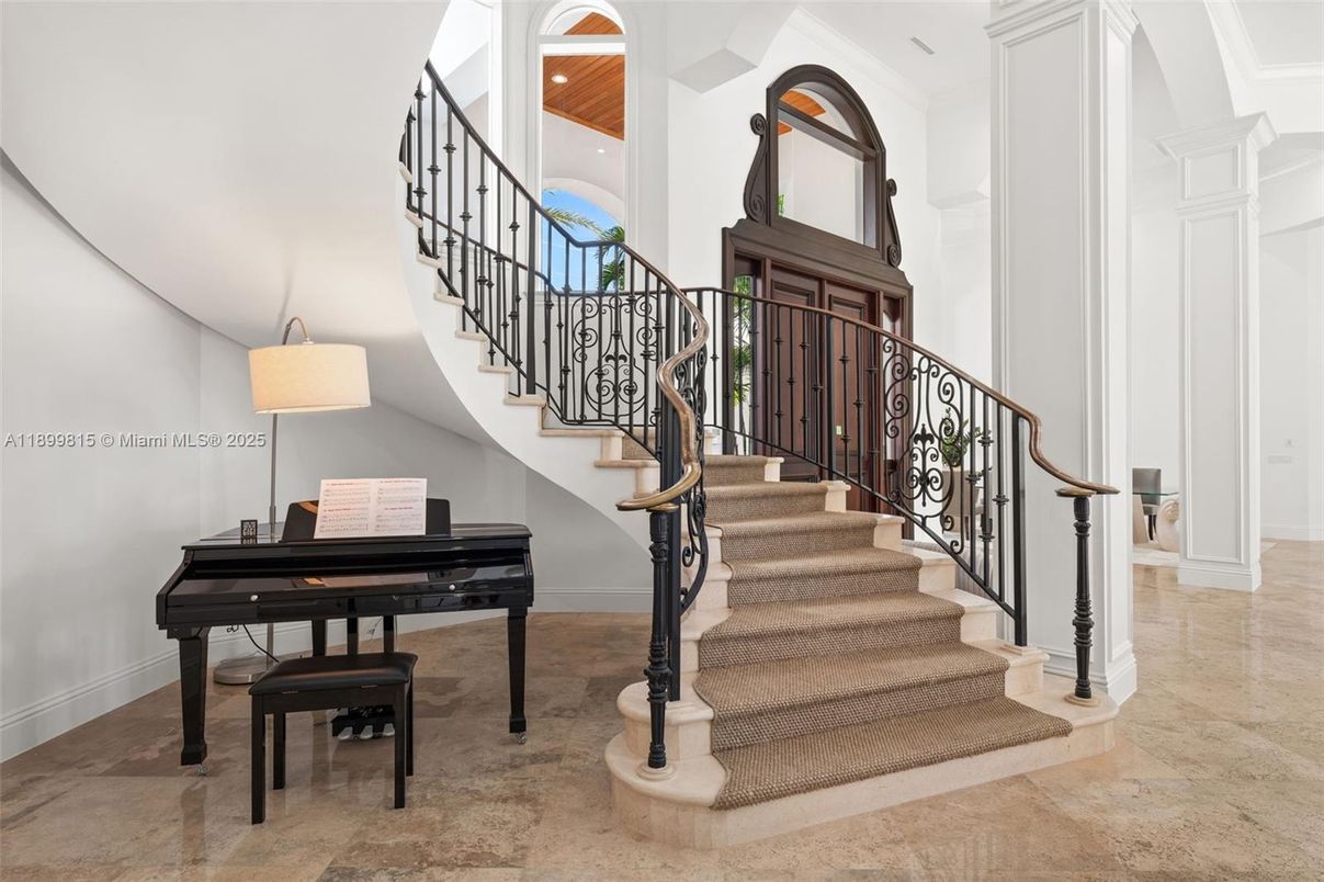 Interior, Piano