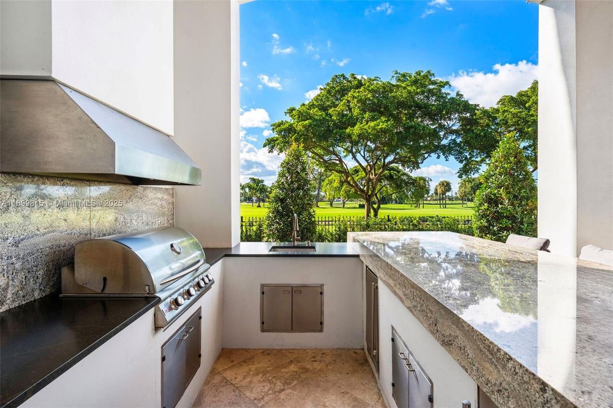 Exterior, Outdoor Kitchen