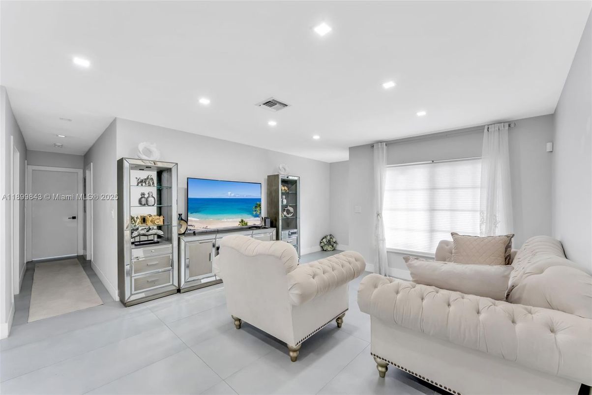 Interior, Living room, Recessed Lighting, Water