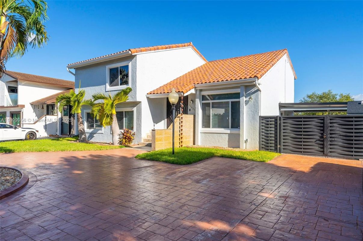 Attached, Exterior, Facade, Mediterranean