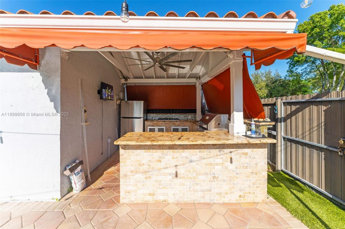 Exterior, Outdoor Kitchen