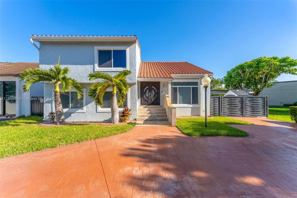 Exterior, Facade, Mediterranean