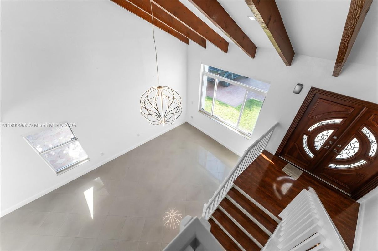 Empty room, Interior, Pendant Lights, Wooden Beams